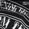 Camiseta con estampado de pancarta de ADG, negra