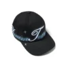 Gorra con el logotipo de DT pintado con aerógrafo