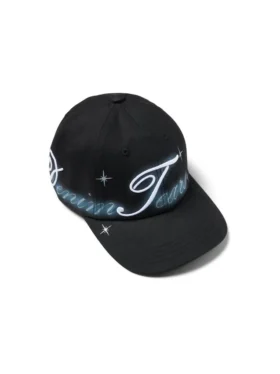 Gorra con el logotipo de DT pintado con aerógrafo