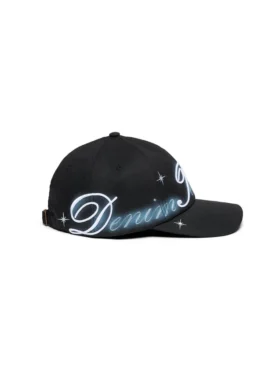 Gorra con el logotipo de DT pintado con aerógrafo