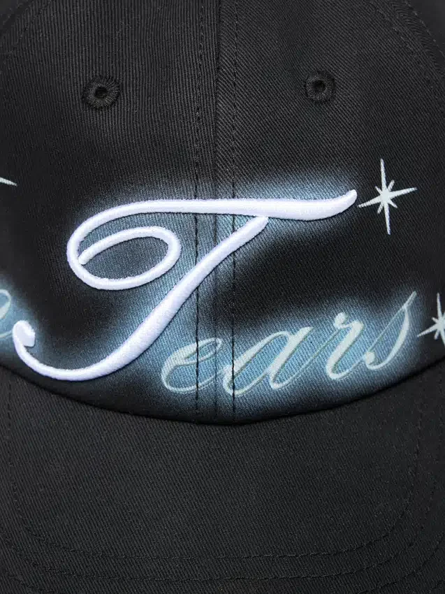 Gorra con el logotipo de DT pintado con aerógrafo