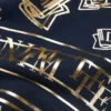 Jersey de cuello redondo con estampado de pancarta de ADG, azul marino