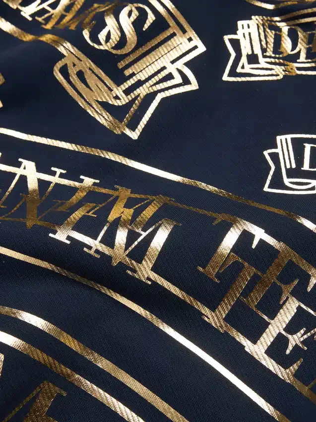 Jersey de cuello redondo con estampado de pancarta de ADG, azul marino