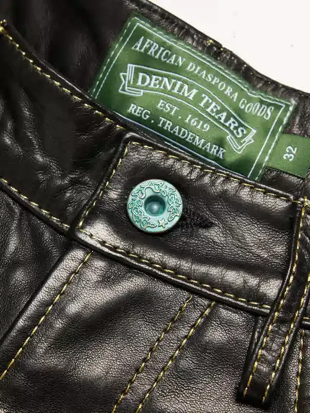 Pantalones cortos de cuero con tachuelas «Libertas»
