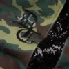 Pantalones de chándal de camuflaje con lentejuelas y bajo abierto