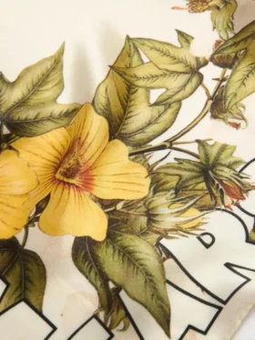 Pañuelo de seda con estampado floral, color crema