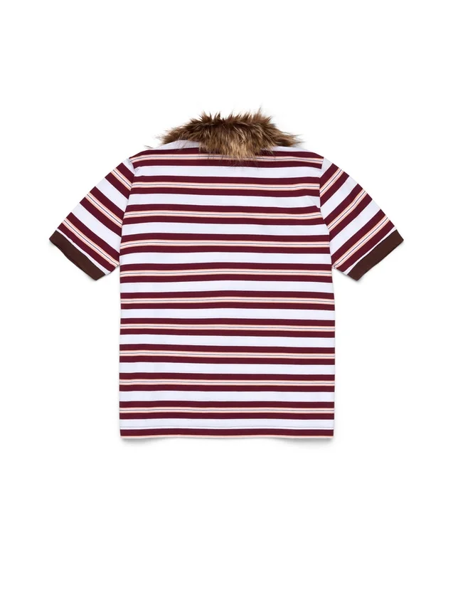 Polo rojo con cuello de piel de pantera
