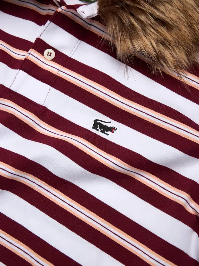 Polo rojo con cuello de piel de pantera