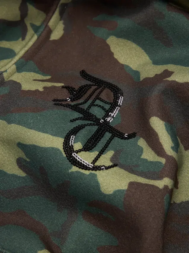 Sudadera con capucha, cremallera y paneles de lentejuelas en las mangas, estampado de camuflaje