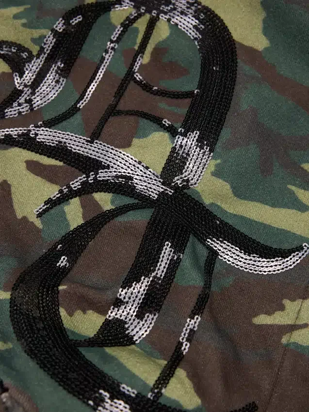 Sudadera con capucha, cremallera y paneles de lentejuelas en las mangas, estampado de camuflaje