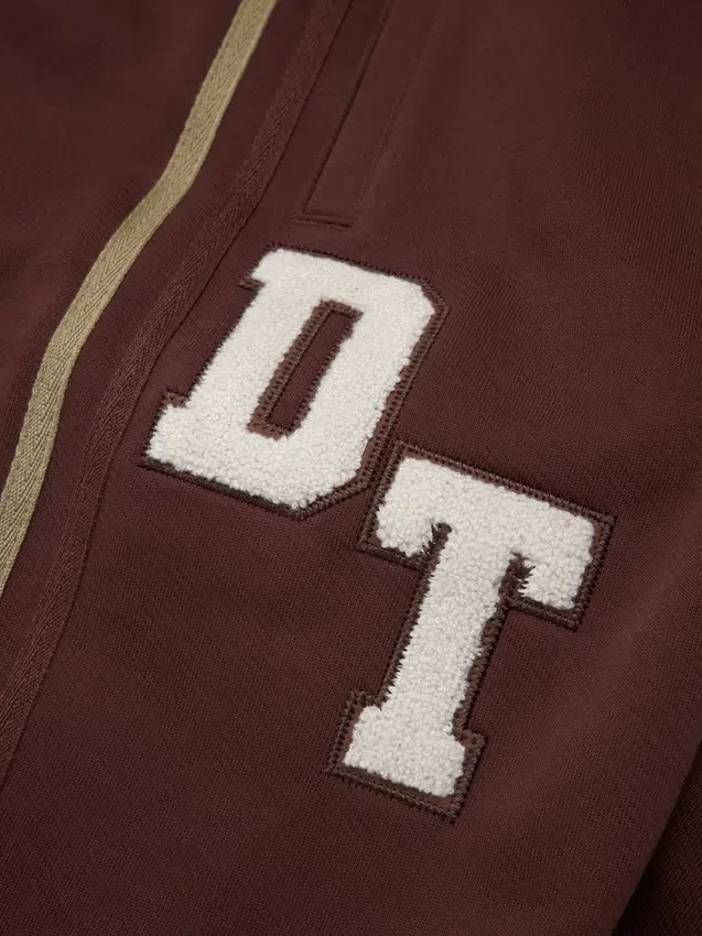 Sudadera con capucha y cremallera «DT Chenille Patch», marrón