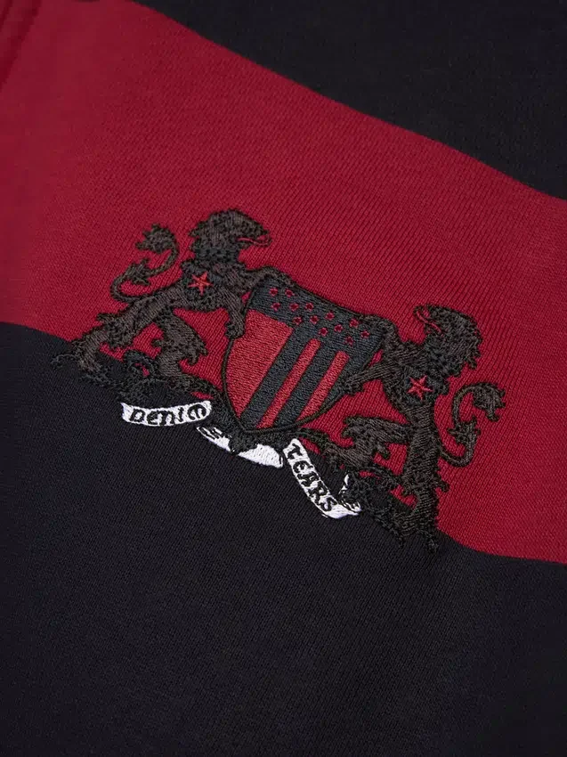 Sudadera con capucha y cremallera «Striped Crest», roja/azul marino